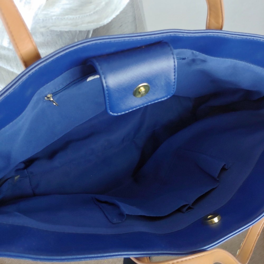 Highly Fashionable Kenneth Cole Purse! - Picture 3 of 8